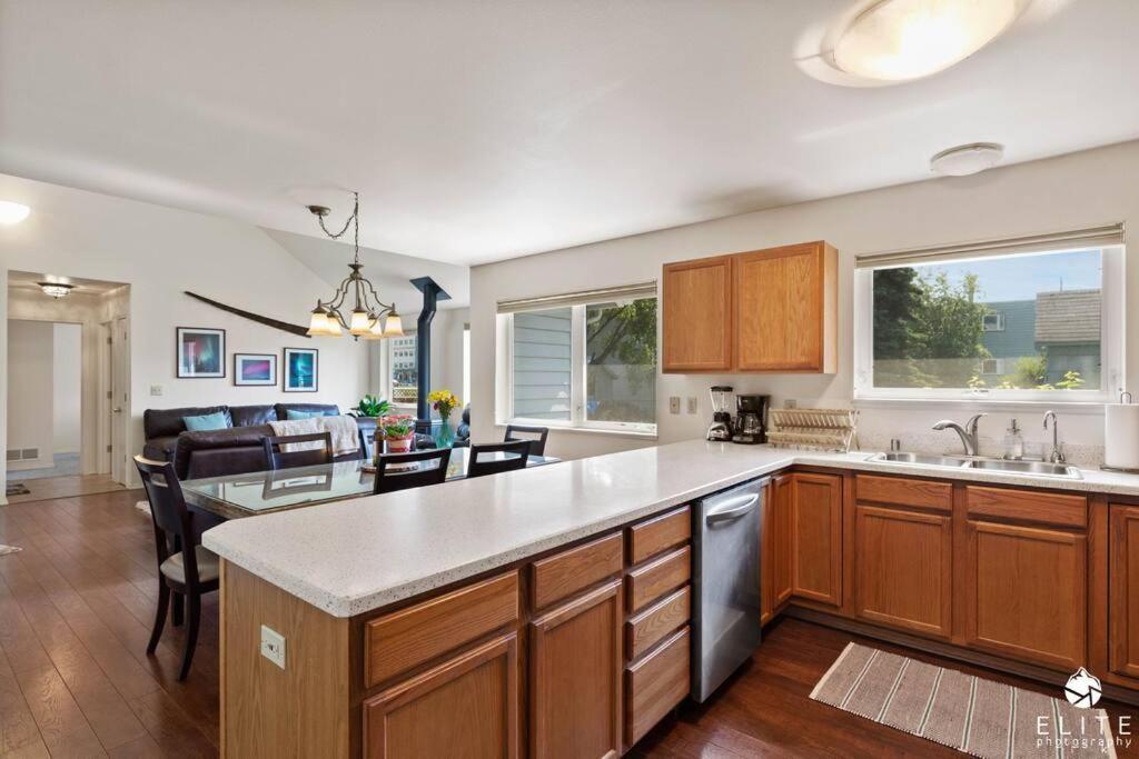 Coastal Place - Best Location In Downtown! Anchorage Exterior photo